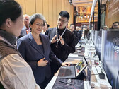 Lisa Su z AMD używająca MINISFORUM V3 podczas niedawnego szczytu AMD AI PC Innovation Summit. (Źródło zdjęcia: MINISFORUM)
