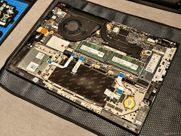Lenovo ThinkPad T14 Gen 5: nowa konstrukcja wewnętrzna z dwoma gniazdami pamięci RAM (źródło zdjęcia: Notebookcheck)