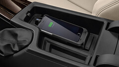 Bezprzewodowa ładowarka BMW podobno usuwa chip NFC iPhone&#039;a 15 Pro. (Źródło zdjęcia: BMW Canada)