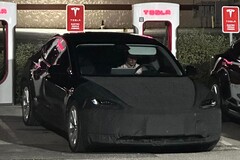 Zamaskowany Tesla Model 3 Highland został zauważony podczas ładowania z unikalnym, kanciastym wzorem koła. (Źródło zdjęcia: Reddit)