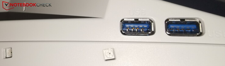 Dwa porty USB na dole po lewej stronie
