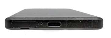 Dół: Gniazdo karty SIM, mikrofon, port USB