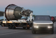 Zdolności holownicze Cybertrucka zostały zaprezentowane w bazie SpaceX Starbase w Teksasie. (Źródło obrazu: Stargazer na YouTube)