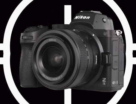 Aparat Z5 firmy Nikon posiada wszystkie wejścia i wyjścia potrzebne do rozpoczęcia pracy z fotografią i filmowaniem. (Źródło obrazu: Nikon)