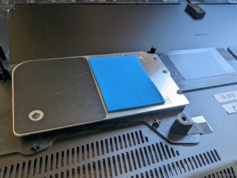 Dedykowany rozpraszacz ciepła dla dwóch dysków SSD. Wydajność dysków SSD w naszych testach była jednak nadal dławiona