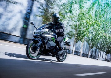 Motocykle Kawasaki Ninja były wcześniej znane ze swoich osiągów - coś, czego Ninja e-1 prawdopodobnie nie osiągnie. (Źródło zdjęcia: Kawasaki)