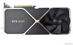 RTX 4090 Founders Edition oferuje 16 384 rdzeni CUDA i 24 GB pamięci VRAM.