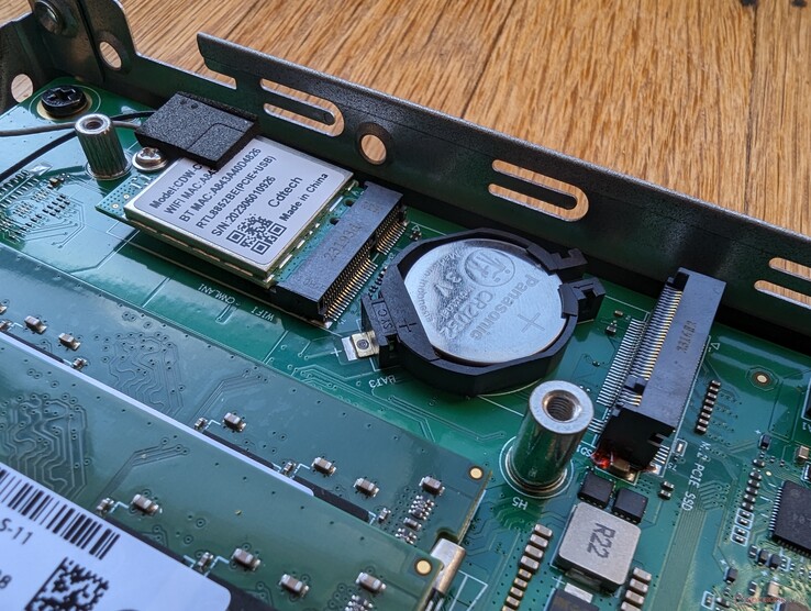 Wyjmowany moduł WLAN i bateria BIOS znajdują się pod dyskiem SSD M.2
