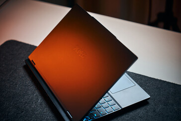 Logo XMG jest słabo widoczne na pokrywie laptopów Core i Fusion 15, ledwo zakłócając czystą estetykę.