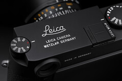 Celowy brak czerwonego okrągłego logo Leica zapewnia dyskretny wygląd (źródło zdjęcia: Leica)