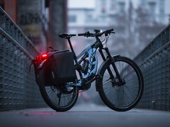 Hybrydowy e-rower Thok MIG e-S został zaprojektowany z myślą o miejskich drogach i szutrowych ścieżkach. (Źródło zdjęcia: Thok)