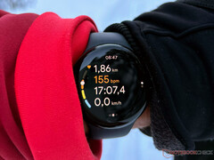 Pixel Watch 2 jest jednym z niewielu smartwatchy z waniliowym systemem Wear OS 4 po wyjęciu z pudełka. (Źródło obrazu: Notebookcheck)