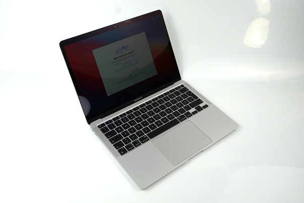 Oparty na M1 MacBook Air będzie obchodził swoje trzecie urodziny w listopadzie tego roku (źródło zdjęcia: Notebookcheck)