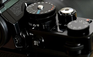 Wśród dotykowych pokręteł aparatu Nikon Zf znajduje się dedykowany selektor czerni i bieli. (Źródło zdjęcia: Nikon)