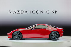 Mazda Iconic SP ma profil boczny, który wyraźnie oddaje hołd modelom Miata i RX-7. (Źródło zdjęcia: Mazda)