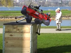Naukowcy z ETH Zürich opracowują najnowocześniejsze moduły umożliwiające robotowi ANYmal D poruszanie się po skomplikowanych terenach i przeszkodach. (Źródło: ETH Zürich na YouTube)