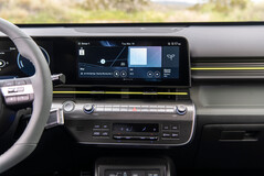 Pomimo dużego ekranu informacyjno-rozrywkowego, multimedia i klimatyzacja są nadal obsługiwane za pomocą fizycznych przycisków i pokręteł. (Źródło zdjęcia: Hyundai)