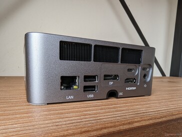 Tył: RJ-45 2,5 Gb/s, 2x USB-A 2.0, DisplayPort 1.4, 2x USB-C 4.0 z funkcją Power Delivery + DisplayPort, HDMI 2.1
