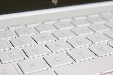 Szara czcionka słabo kontrastuje ze srebrnymi klawiszami, w przeciwieństwie do większości innych laptopów, gdzie dominującym kolorem jest czerń
