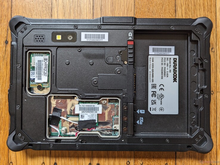Dysk SSD M.2 2242, gniazdo WAN i moduł WLAN są łatwo dostępne dzięki zdejmowanej płytce z tyłu obudowy