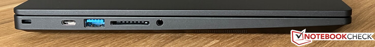 Po lewej: blokada Kensington, USB-C 3.2 Gen 2 (10 GBit/s, Power Delivery, DisplayPort ALT mode 1.4), USB-A 3.2 Gen 1 (5 GBit/s), czytnik kart, 3,5-mm audio
