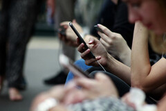 Najnowsze badanie ujawnia, że nastolatki mają bardziej złożone przemyślenia na temat korzystania ze smartfonów, niż można by się spodziewać. (Źródło zdjęcia: Robin Worrall na Unsplash - edytowane)