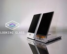 Model Looking Glass Go jest dostępny w kolorze białym i przezroczystym (źródło zdjęcia: Looking Glass)