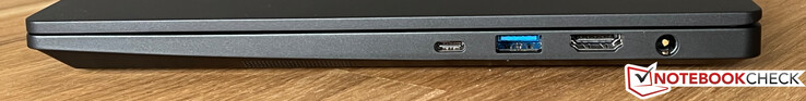 Po prawej stronie: USB-C 4.0 z Thunderbolt 4 (40 GBit/s, DisplayPort ALT mode 1.4, Power Delivery), USB 3.2 Gen 1 (5 GBit/s), HDMI 2.0b, zasilacz