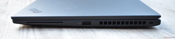 Po prawej: czytnik kart inteligentnych, USB-A 3.2 Gen 1, Kensington Lock