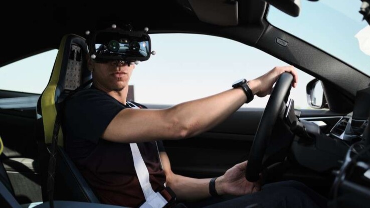 Kierowcy noszą zestawy słuchawkowe wirtualnej rzeczywistości Varjo o niskim opóźnieniu podczas jazdy w prawdziwym życiu. (Źródło: BMW)