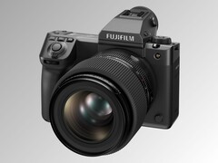 Nowo wprowadzony GFX100 II i obiektyw GF 55 mm f/1.7 (źródło zdjęcia: Fujifilm)