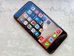 według doniesień, iPhone SE 4 ma charakteryzować się odświeżonym designem. (Źródło: Florian Schmitt)