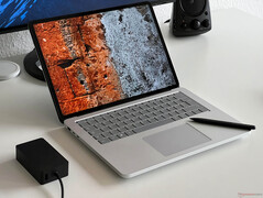 Surface Laptop Studio 2 w trybie laptopa, ...