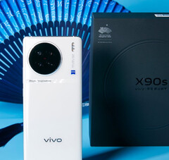 Vivo X90s w białej wersji kolorystycznej. (Źródło zdjęcia: Vivo)