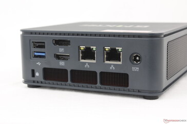 Tył: USB-A 2.0, USB-A 3.2 Gen. 1, DisplayPort (4K60), HDMI 2.0 (4K60), 2x RJ-45 (2,5 Gb/s), zasilacz sieciowy, blokada Kensington