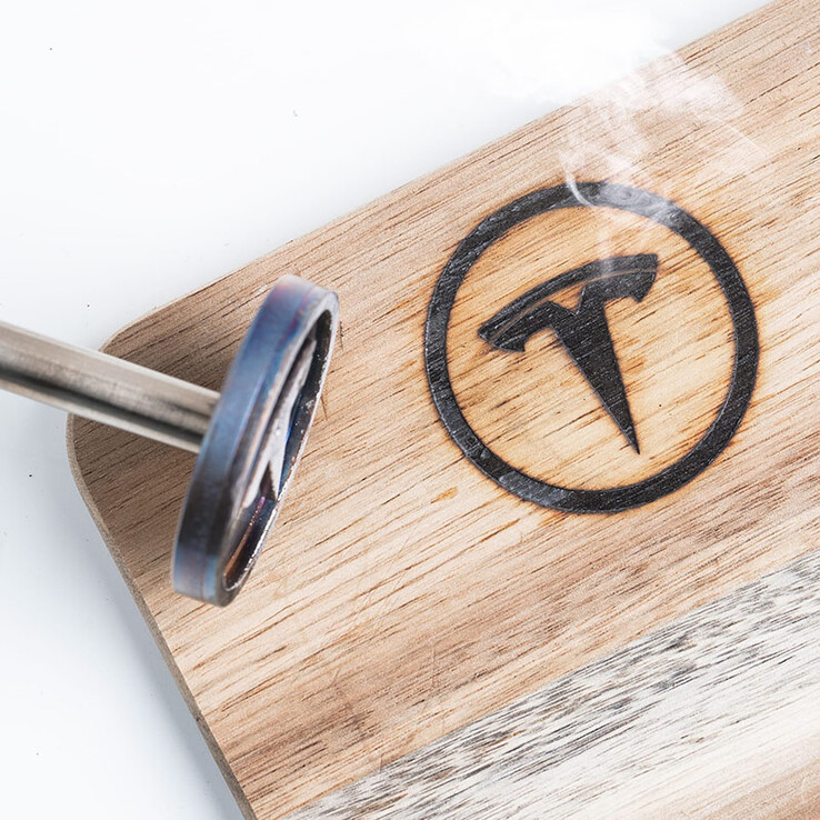 Żelazny stempel marki Tesla