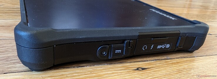 Po prawej stronie: Zasilacz sieciowy, zestaw słuchawkowy 3,5 mm, USB-C z Thunderbolt 4 + Power Delivery, USB-C z DisplayPort (10 Gb/s)