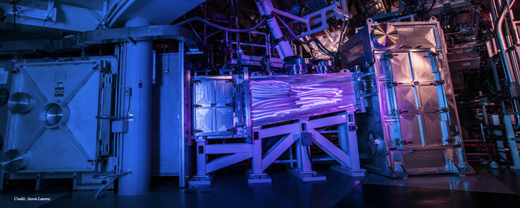 Systemy laserowe są wykorzystywane do tworzenia reakcji syntezy jądrowej (zdjęcie: Jason Laurea / NIF)