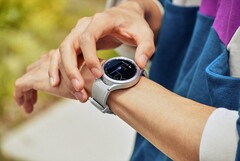 Seria Galaxy Watch6 zobaczy powrót obrotowego bezela z Galaxy Watch4 Classic, aczkolwiek z kilkoma poprawkami projektowymi, ten ostatni na zdjęciu. (Źródło obrazu: Samsung)