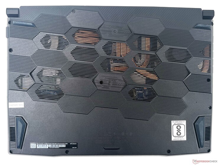 MSI Crosshair 15 R6E: Panel tylny