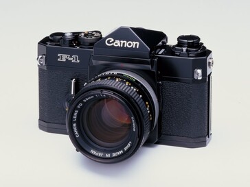 Canon F-1 był flagową lustrzanką jednoobiektywową z lat 70. i stał się ulubionym modelem wśród hobbystów fotografii analogowej ze względu na doskonałą jakość wykonania i atrakcyjny wygląd. (Źródło zdjęcia: Muzeum aparatów Canon)