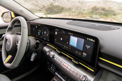 Panoramiczne wyświetlacze w modelu Kona EV pochodzą prosto z elektrycznej rodziny Ioniq. (Źródło zdjęcia: Hyundai)