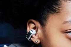 Słuchawki Open Ear Clips TWS charakteryzują się jedną z bardziej nietypowych konstrukcji firmy Bose. (Źródło zdjęcia: MySmartPrice)