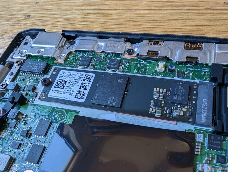 Tylko jeden slot M.2 2280 PCIe4 x4. Brak rozpraszacza ciepła w zestawie