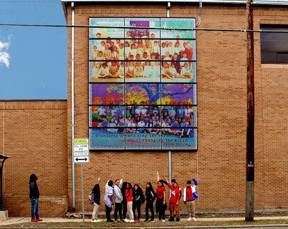 Mural z paneli słonecznych upamiętniający historię społeczności we współpracy ze szkołą podstawową JT Brackenridge (artysta: Adriana Garcia, zdjęcie: Antonia Padilla)