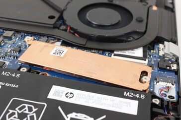 Miedziany rozpraszacz ciepła tylko dla jednego z dwóch gniazd M.2 PCIe4 SSD