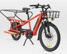 Elektryczny rower towarowy Decathlon BTWIN R500E jest teraz dostępny w kolorze czerwonym. (Źródło zdjęcia: Decathlon)