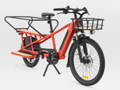 Elektryczny rower towarowy Decathlon BTWIN R500E jest teraz dostępny w kolorze czerwonym. (Źródło zdjęcia: Decathlon)