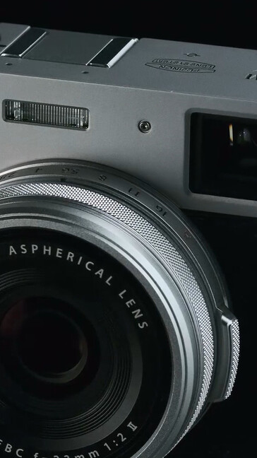 Oryginalny obiektyw X100V wygląda na znacznie krótszy i ma węższy pierścień ostrości. (Źródło zdjęcia: Fujifilm)
