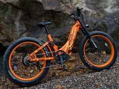 Terenowy rower elektryczny Cyrusher Trax ma ramę typu step-through. (Źródło zdjęcia: Cyrusher)